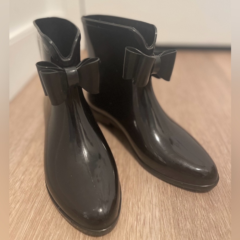 Super cute short rain boots with bows